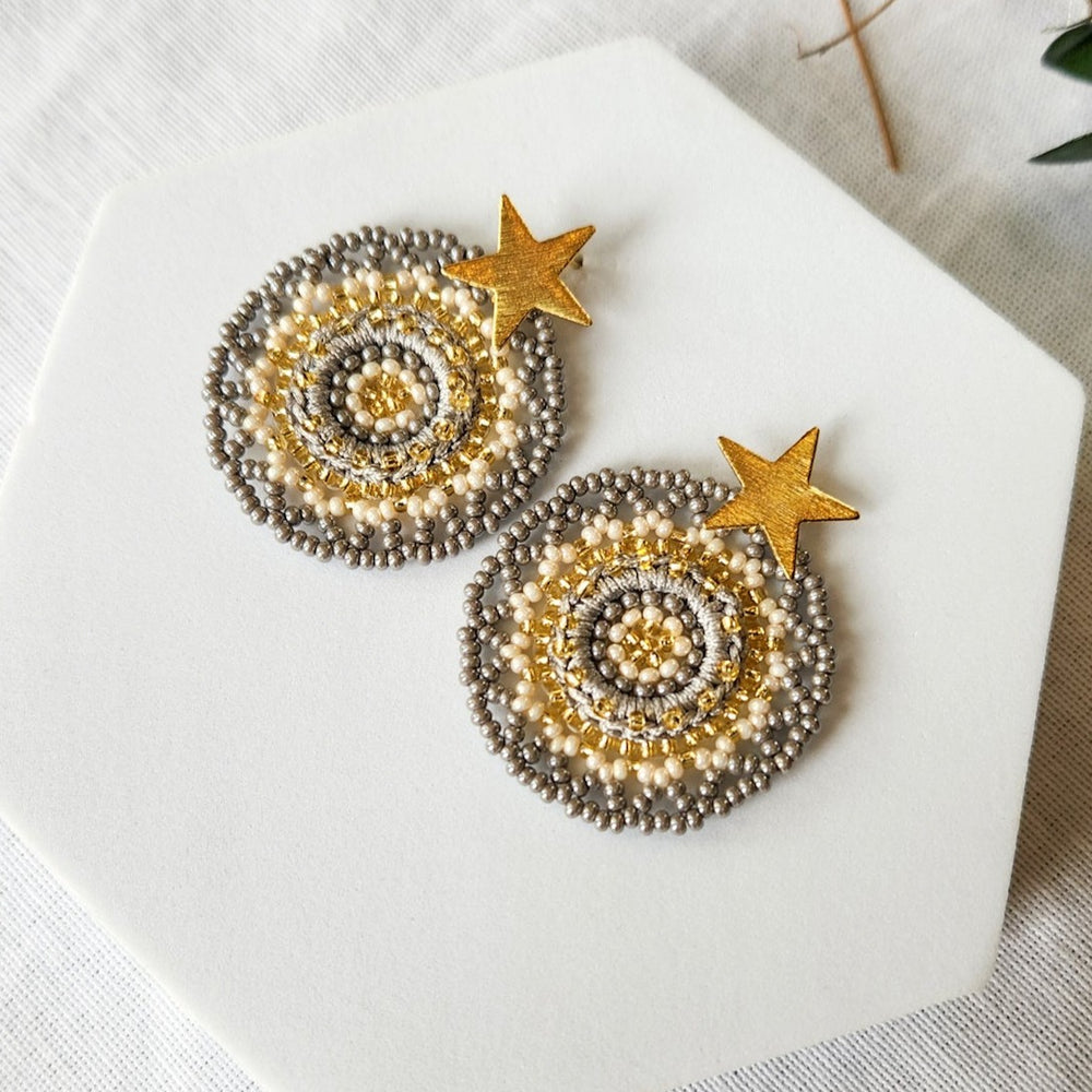 Beaded crochet in grey with star earrings  