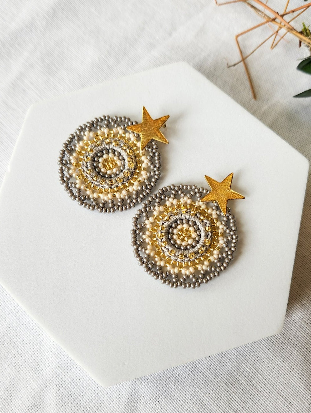 Beaded crochet in grey with star earrings  