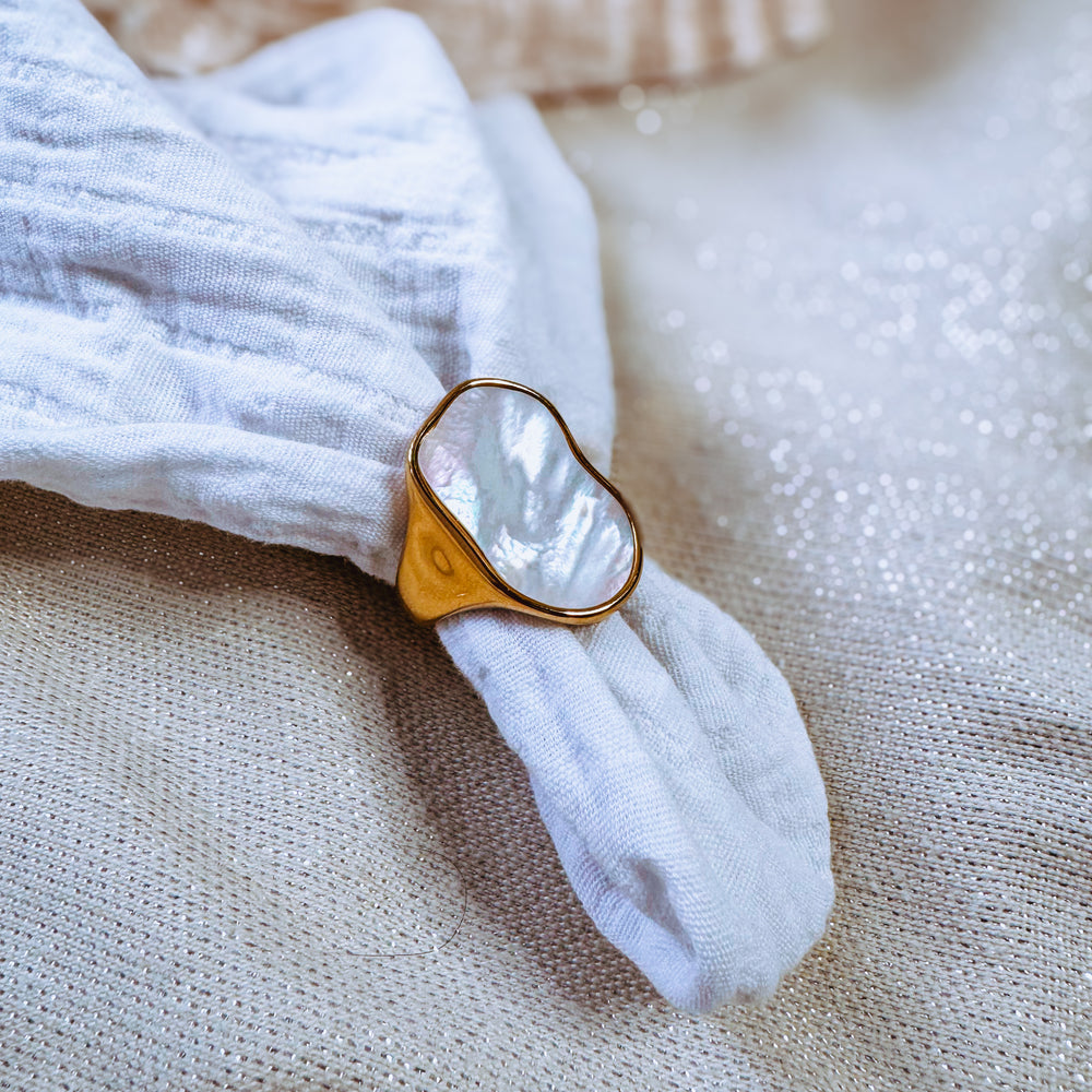 
                      
                        Mother of Pearl Ring Gold
                      
                    